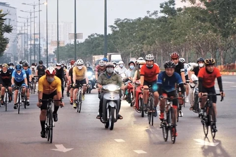 Ciudad Ho Chi Minh considera establecer carriles para bicicletas y peatones en carretera principal