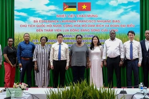 Presidenta parlamentaria de Mozambique visita Instituto de Investigación del Arroz del Delta del Mekong