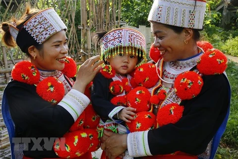 Preservan la belleza de trajes tradicionales de étnia Dao rojo en provincia de Yen Bai 