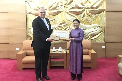 Entregan en Vietnam insignia de amistad a embajador danés