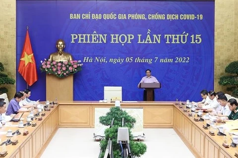 Premier vietnamita exhorta a garantizar prevención efectiva contra la COVID-19