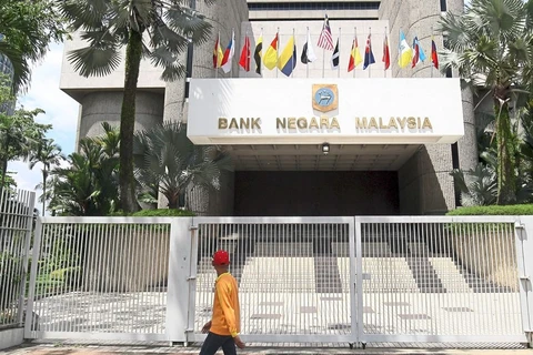 Banco Central de Malasia eleva tasa de política a un día 