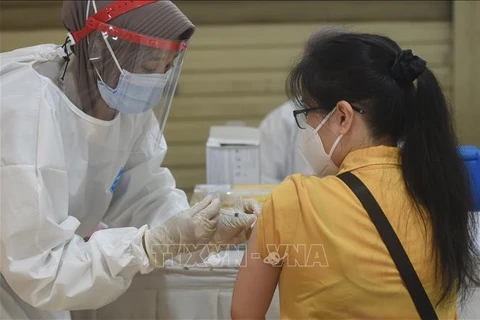 Indonesia exigirá vacuna de refuerzo contra COVID-19 para turistas