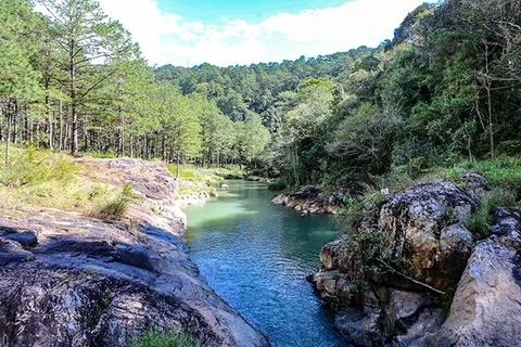 El hermoso paisaje de la cascada de Ankroet en Da Lat