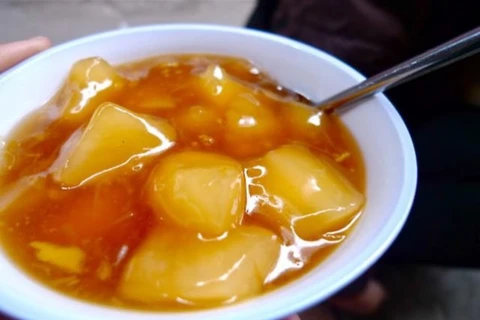 Compota de yuca dulce, comida callejera especial en Hanoi