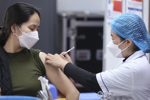 Ministerio de Salud de Vietnam pide acelerar inyección de dosis de refuerzo contra COVID-19 
