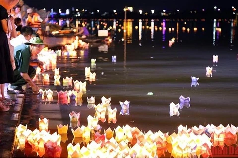 Miles de farolillos de flores iluminan el río Thach Han en Quang Tri