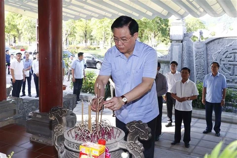 Presidente del Parlamento vietnamita rinde homenaje a mártires nacionales 