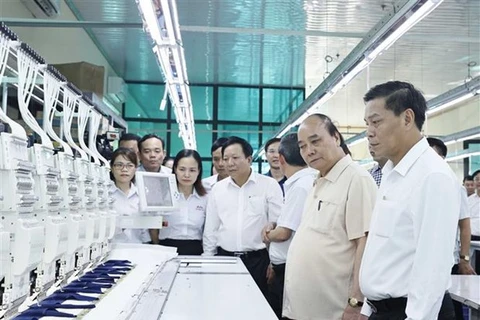 Presidente vietnamita visita una fábrica de confecciones en Hai Phong