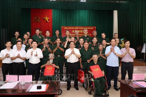 Premier vietnamita insta a implementar políticas preferenciales a personas con méritos revolucionarios