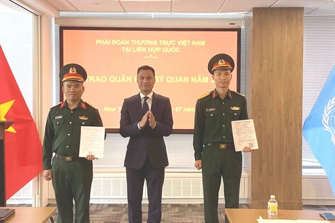 Dos oficiales vietnamitas obtienen rangos militares en Nueva York 