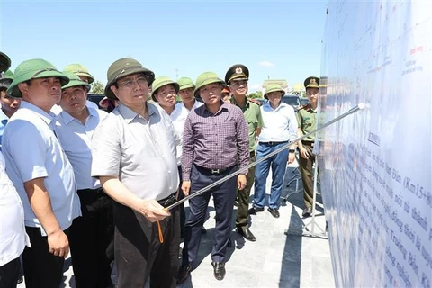 Primer ministro vietnamita dirige a resolver dificultades de obras claves en Nghe An