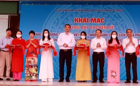 Efectúan exposición sobre archipiélagos vietnamitas en provincia de Bac Giang