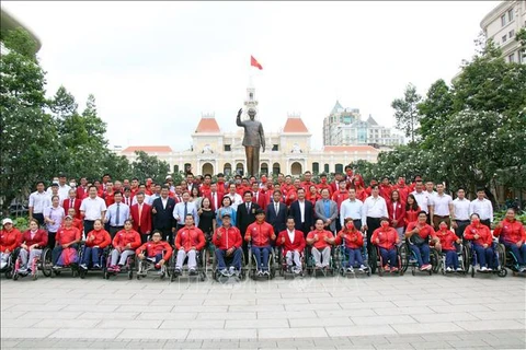 Ondea bandera de Vietnam en ASEAN Para Games 2022