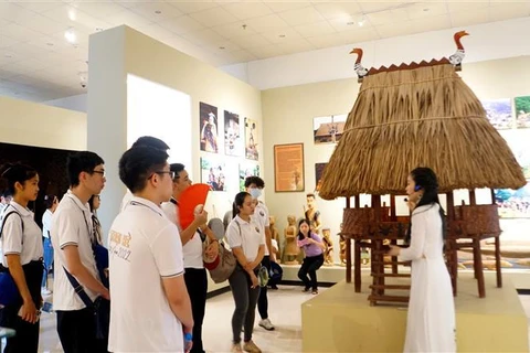 Participantes en Campamento de Verano de Vietnam 2022 rinden homenaje a madres heroicas 