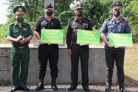 Provincia vietnamita dona fondos a guardias fronterizos de Camboya