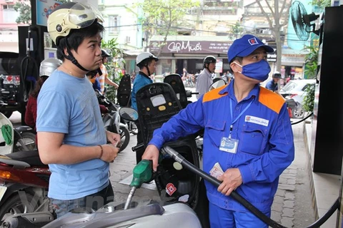 Precios de gasolina en Vietnam continúan reduciéndose