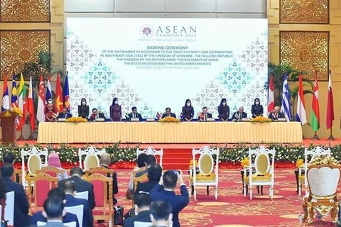 AMM-55: Canciller vietnamita se reúne con representantes de varios países
