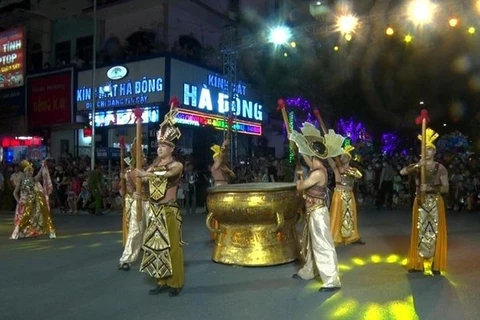 Efectúan carnaval callejero en provincia vietnamita