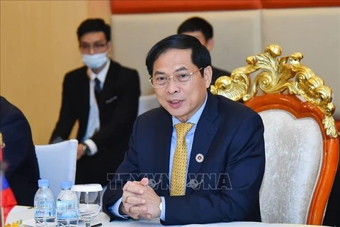 Vietnam y otros países debaten medidas para fomentar papel central de ASEAN