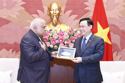Dirigente parlamentario vietnamita recibe a embajadores de Cuba y Rusia