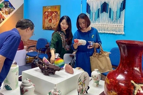 Efectúan en Hanói exposición de productos artesanales