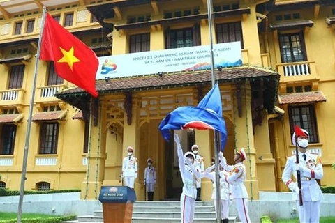 Ondea la bandera de ASEAN en Vietnam en el 55 aniversario de su fundación
