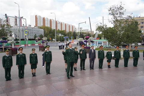Delegación vietnamita en Army Games visita Monumento del Presidente Ho Chi Minh en Moscú