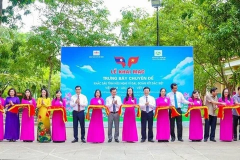 Exposición en Hanoi resalta gran amistad y solidaridad especial Vietnam-Laos