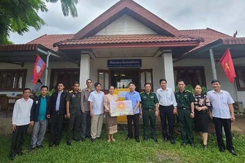 Vietnam entrega suministros médicos para apoyar a provincias de Laos en lucha antiCOVID-19