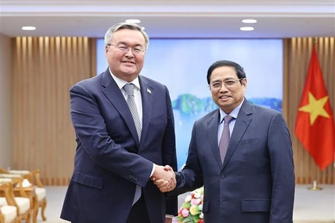 Premier vietnamita recibe al vicepremier y canciller de Kazajstán