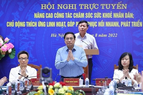Premier vietnamita pide esfuerzos conjuntos para abordar problemas urgentes en el sector médico