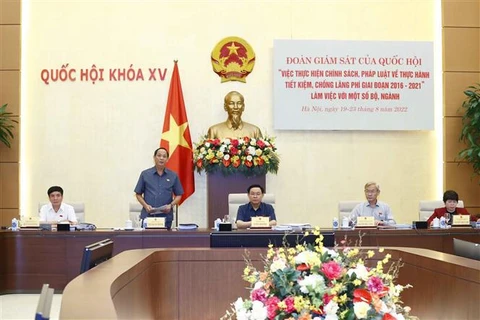 Presidente del Parlamento vietnamita propone recomendaciones para práctica de ahorro