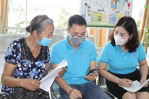 Long Bien, primer distrito de Hanoi en apoyar pobres a participar en seguro social voluntario