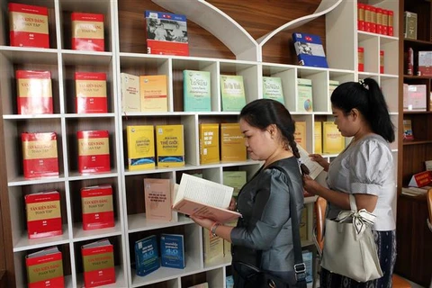 Inauguran exposición de libros sobre gran amistad Vietnam – Laos