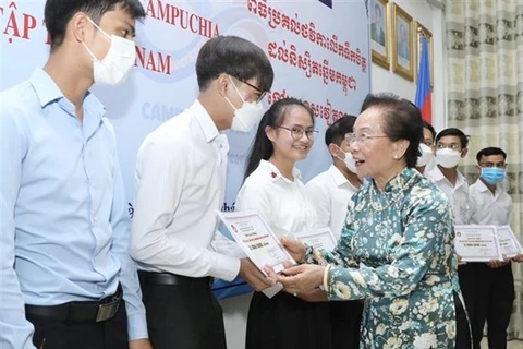  Entregan becas a estudiantes camboyanos en Vietnam