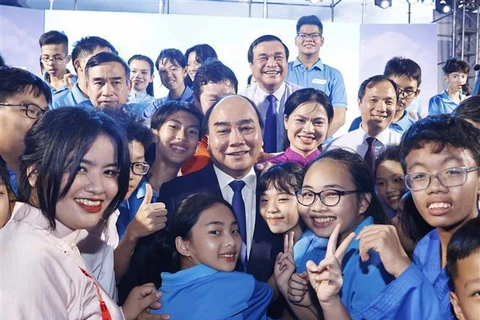 Presidente vietnamita se reúne con alumnos afectados por COVID-19 en apertura de año escolar 