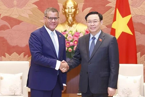 Máximo dirigente legislativo de Vietnam recibe al presidente de la COP 26