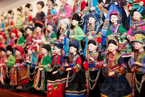 Confección de trajes típicos de grupos étnicos para muñecos