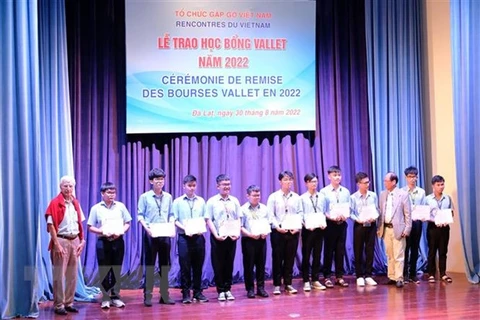 Becas Vallet otorgadas a estudiantes en las provincias centrales vietnamitas