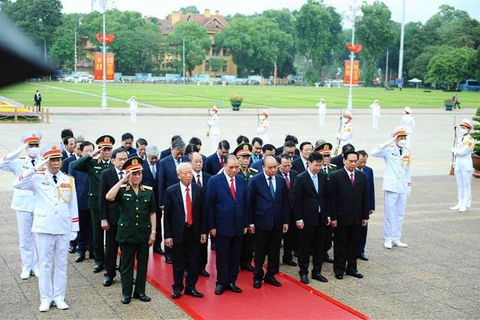 Dirigentes del Partido y Estado rinden homenaje al Presidente Ho Chi Minh