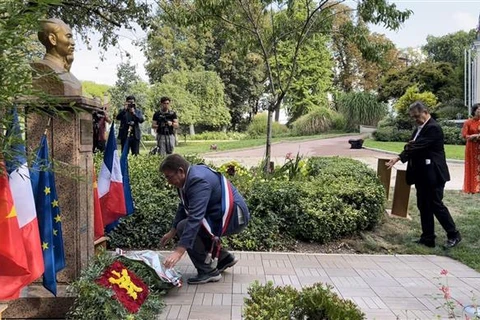 Rinden tributo al Presidente Ho Chi Minh en Francia con motivo del Día Nacional