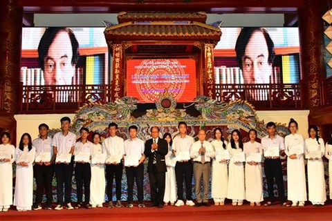 Más de 200 estudiantes en provincia vietnamita se benefician de la beca Vallet