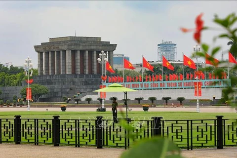 Miles personas visitan Mausoleo de Ho Chi Minh durante cuatro días feriados
