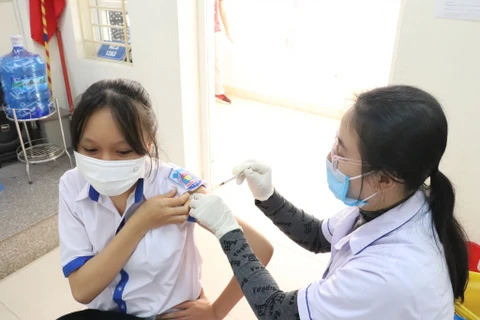 Provincia de Quang Ninh refuerza aumentar cobertura de vacunas contra COVID-19 en escuelas