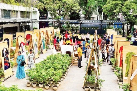 Celebran exposición en honor a traje tradicional de Vietnam 