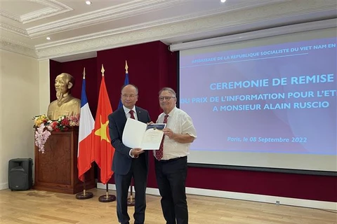 Entregan Premio de Información al Exterior de Vietnam a historiador francés