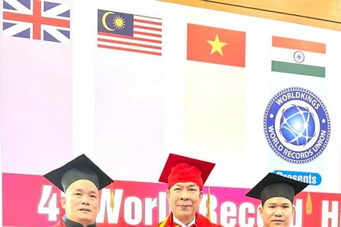 Primer vietnamita en recibir el título de Profesor Honorario de la Universidad de Récords Mundiales