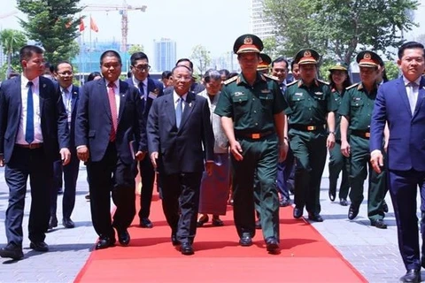 Presidente del Parlamento camboyano visita sede de grupo vietnamita Viettel