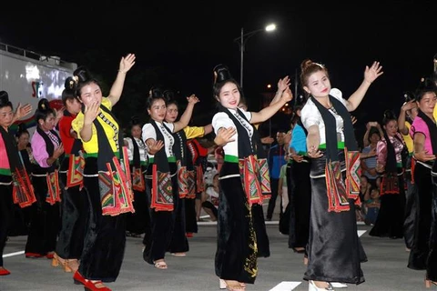 Velada artística resalta valores de danza Xoe de la etnia minoritaria Thai